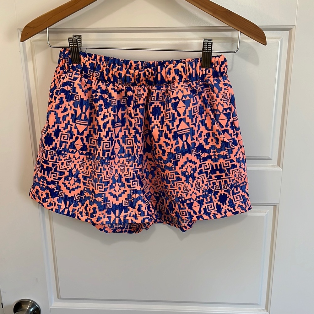 Vestique Women's Bright Geometric Shorts